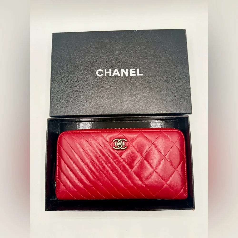 A+ Condition CHANEL Quilted red leather zip-around wallet w/box